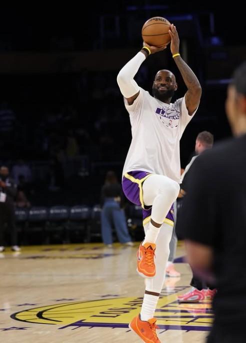 开云体育-詹姆斯晒赛场照：我只是一个孩子在享受他的游乐场，黑子们